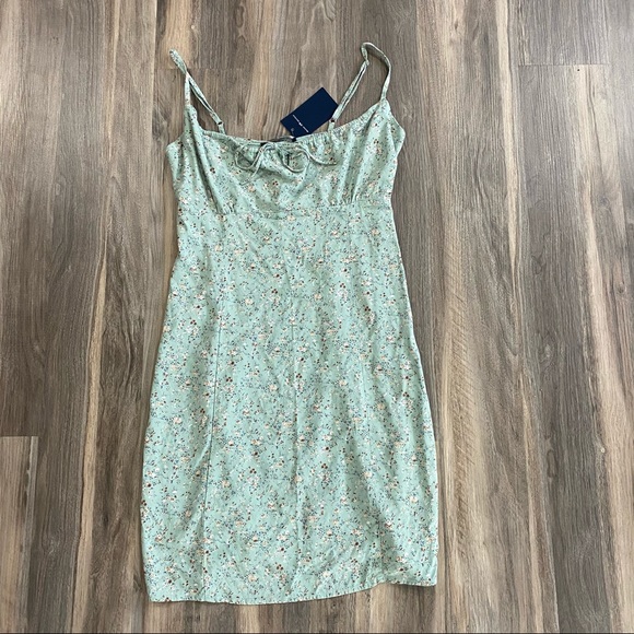 Brandy Melville Dresses & Skirts - brandy mellville green floral Jennifer dress